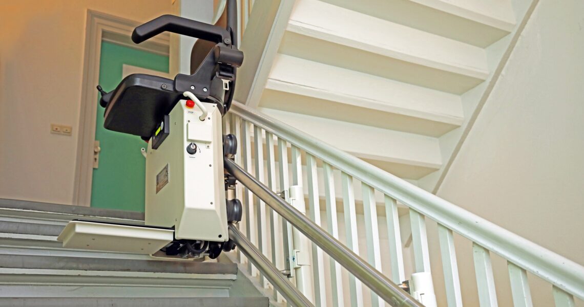Innenlift für mehr Etagenzugang | Treppenlift mit Plattform