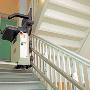 Innenlift für mehr Etagenzugang | Treppenlift mit Plattform