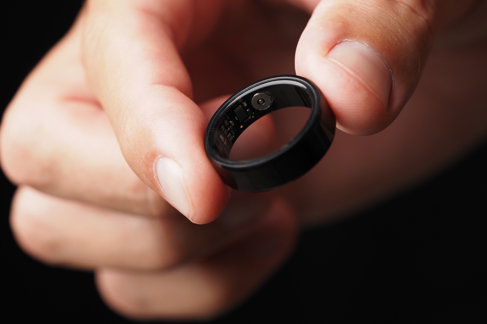 Technikring mit Sensoren in Nahaufnahme | Eheringe Platin  